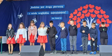 Uczniowie na scenie