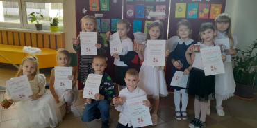 Uczniowie z dyplomami