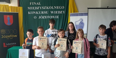 Nagrodzeni uczniowie z dyplomami