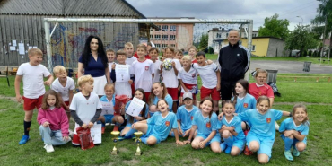 Drużyny dziewcząt i chłopców z opiekunami