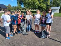 Uczniowie podczas akcji Sprzątanie Świata