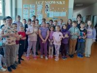 Zdjęcie grupowe - nagrodzeni uczniowie