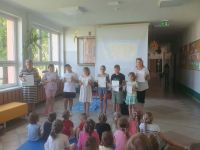 Uczniowie z dyplomami