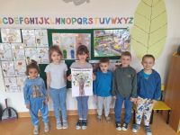 Przedszkolaki z plakatem