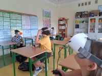 Uczniowie w goglach VR