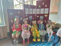 Dziewczynki przebrane za Wiosnę