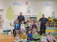Uczniowie z policjantami