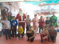 Dzieci ze Świętym Mikołajem