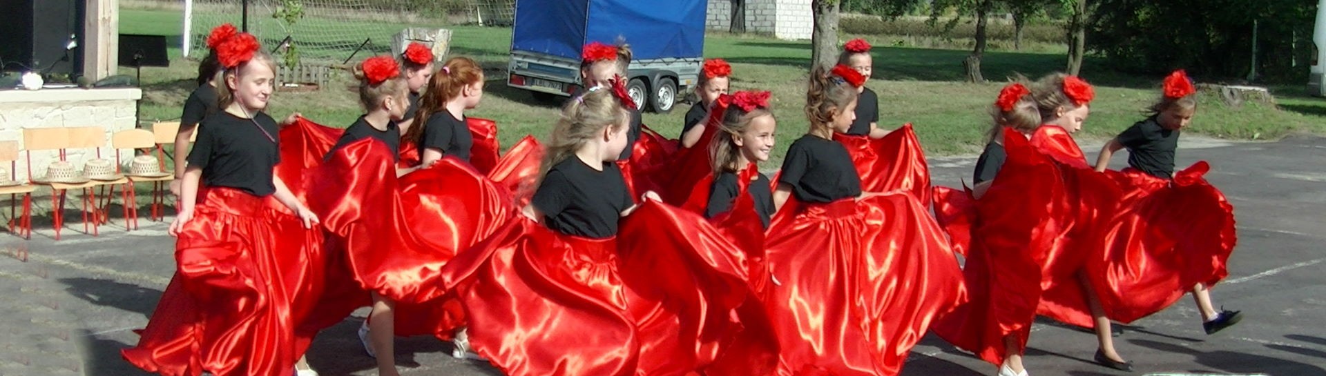 Dzieci tańczące podczas występu na festynie